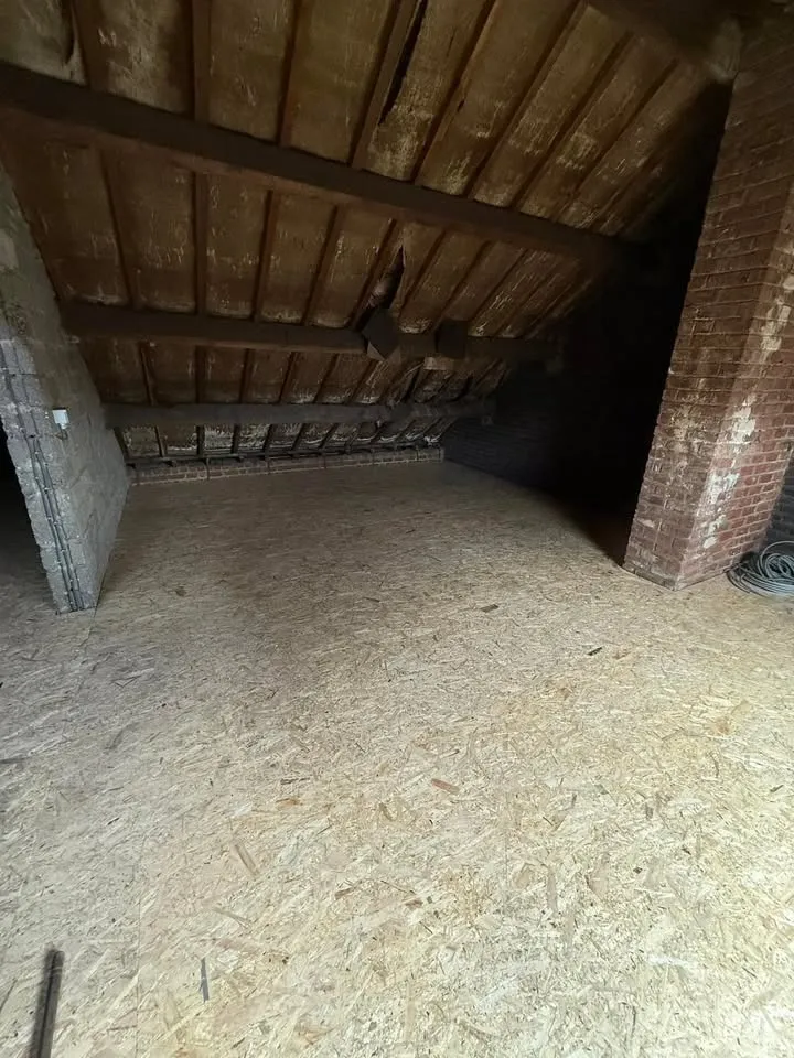 Plancher de grenier isolé en laine de roche.
