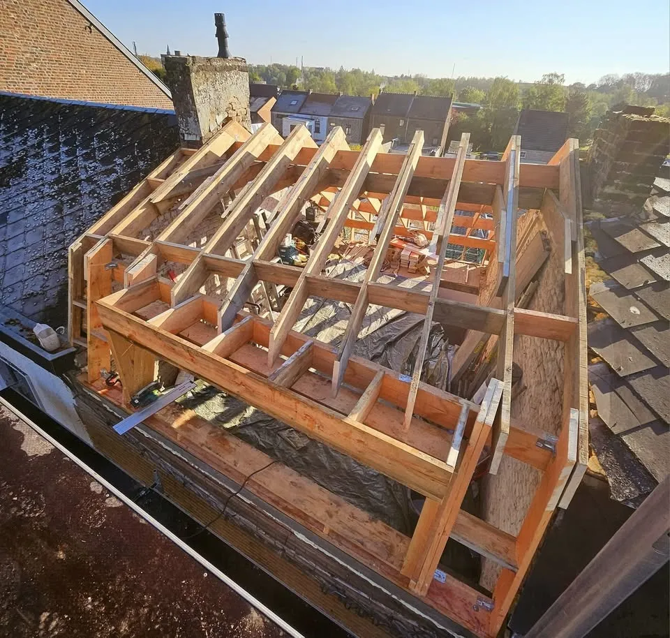 Charpente neuve avec écran de sous-toiture, avant pose de la couverture.